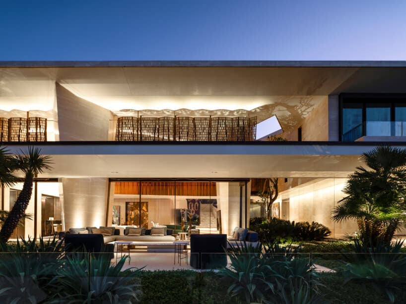 A Bespoke Ocean-Edge Villa Defined by Scale, Light, and Strategic Location